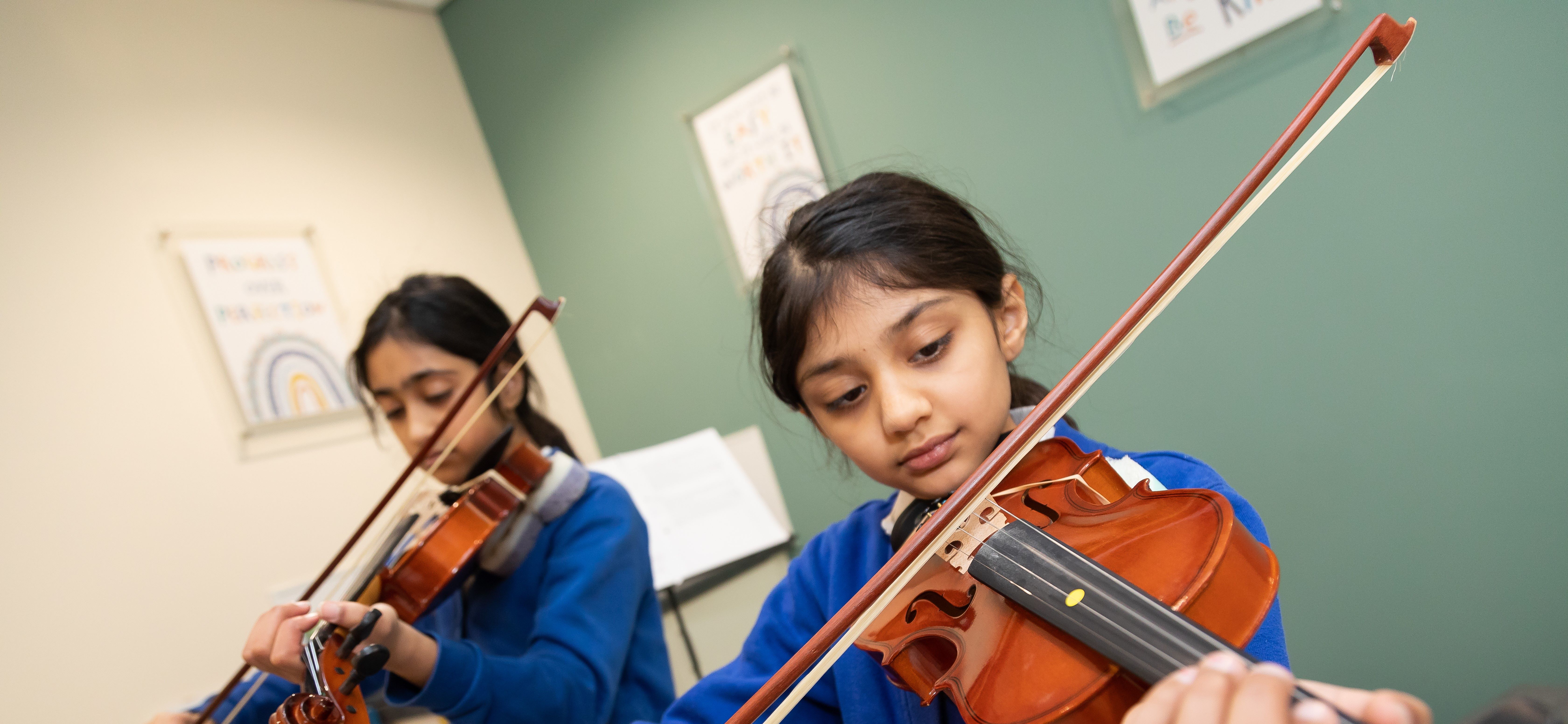 Pupils playing violins KAM_2791